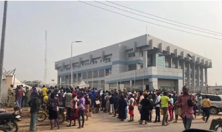 Police take over Ondo CBN office as residents protest banks’ rejection of old naira notes