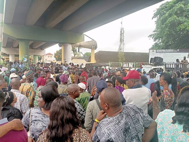 Breaking: Oyo workers lock Governor out of state Secretariat, demand palliatives, others 