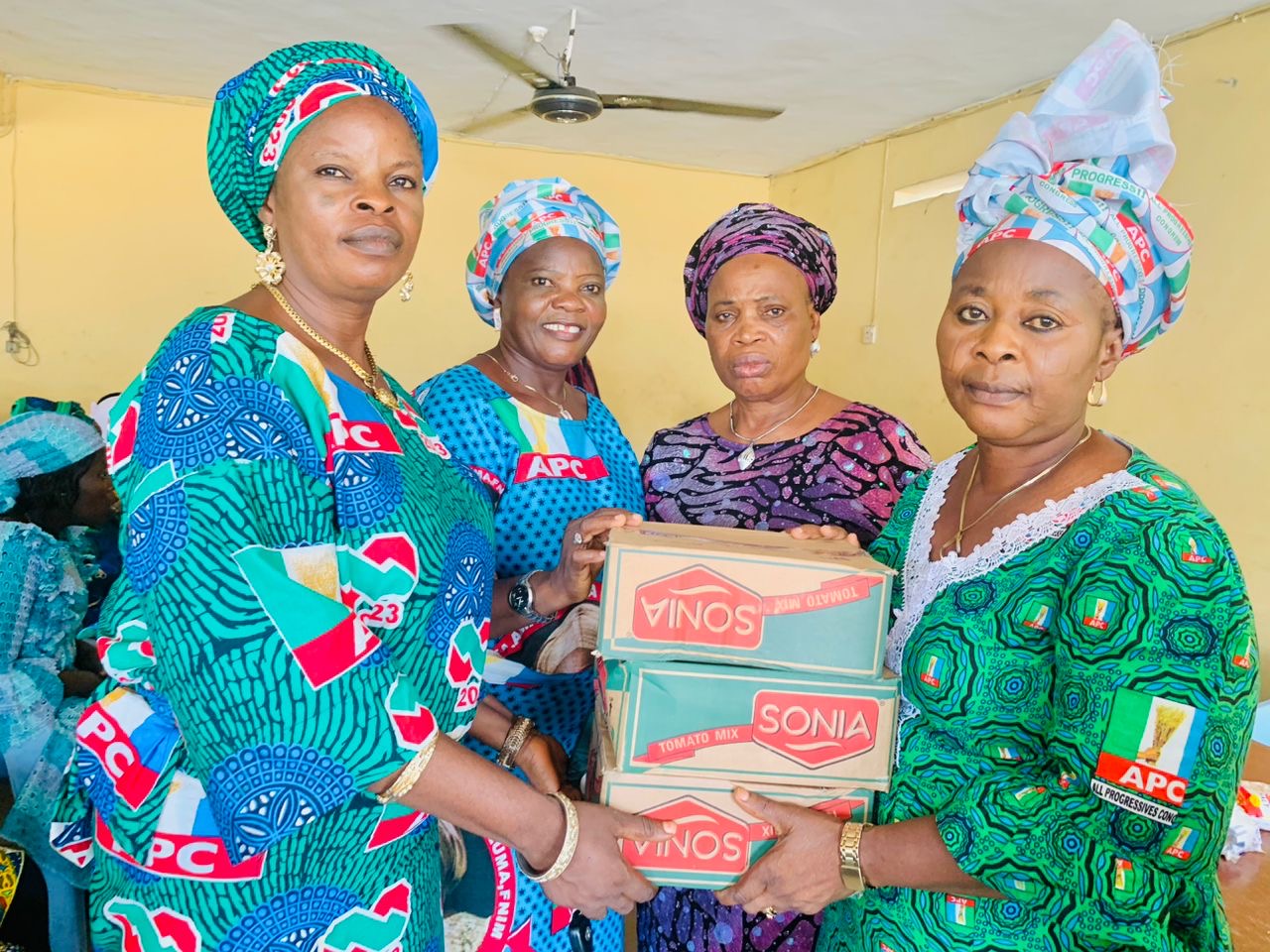 Sallah Package: Osun APC Central Senatorial Women Leader, Alhaja Muslimot Ibrahim Begins Massive Food Distribution To Women Folk