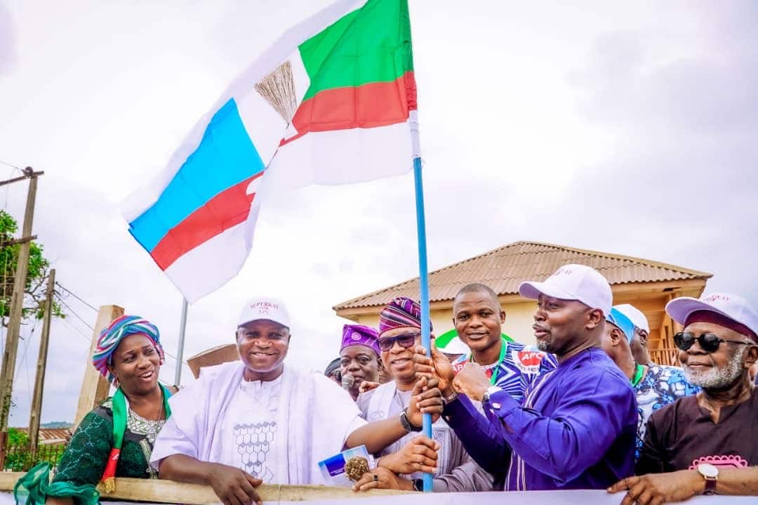 Defection : Oduoye Leads Thousands of PDP Members to APC in Ikirun